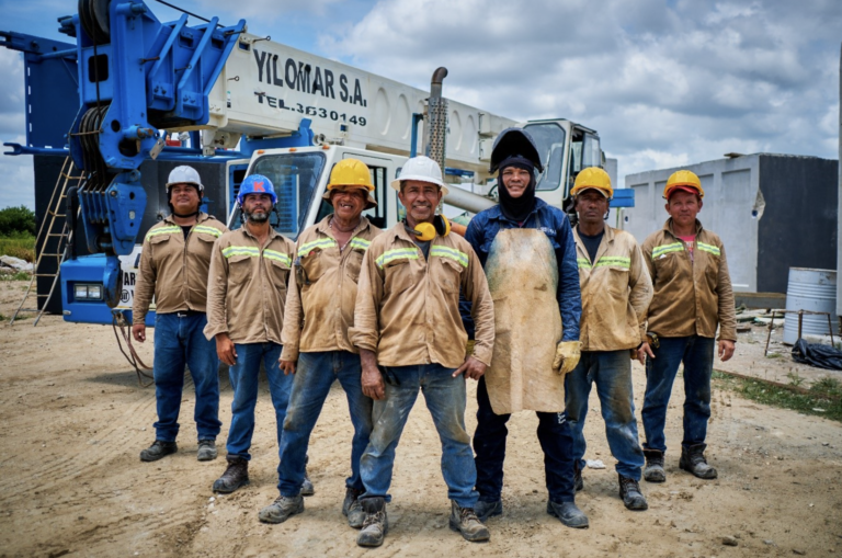 Equipo operativo en planta